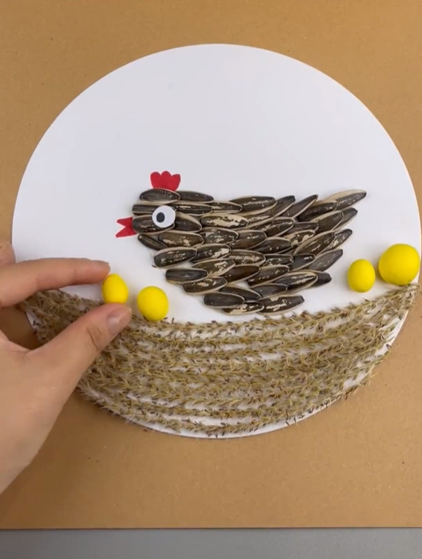 瓜子壳不要扔,可以用来做下蛋的鸡妈妈!幼儿园手工