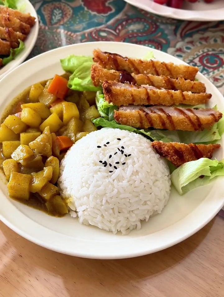 大朋友小朋友超爱吃的猪排咖喱饭 谁能懂这一盘咖喱猪排饭有多香