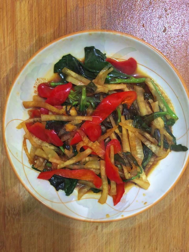 白萝卜怎么做最好吃,分享一道白萝卜炒紫背菜