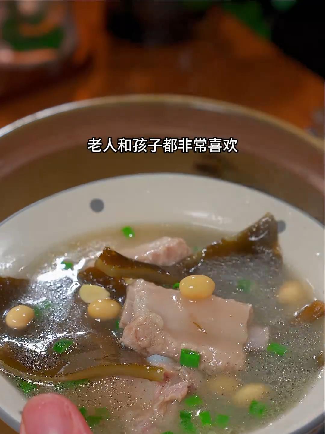 这样炖的海带头排骨汤口感清甜又软糯,老人和孩子都非常喜欢