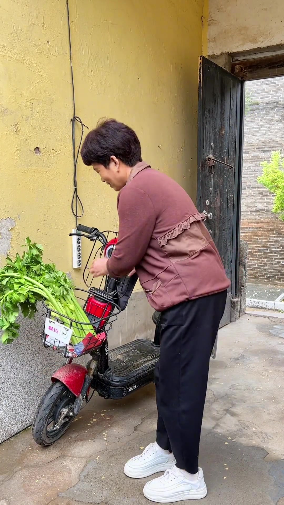 今天分享一个腌芹菜泡菜的家常版做法