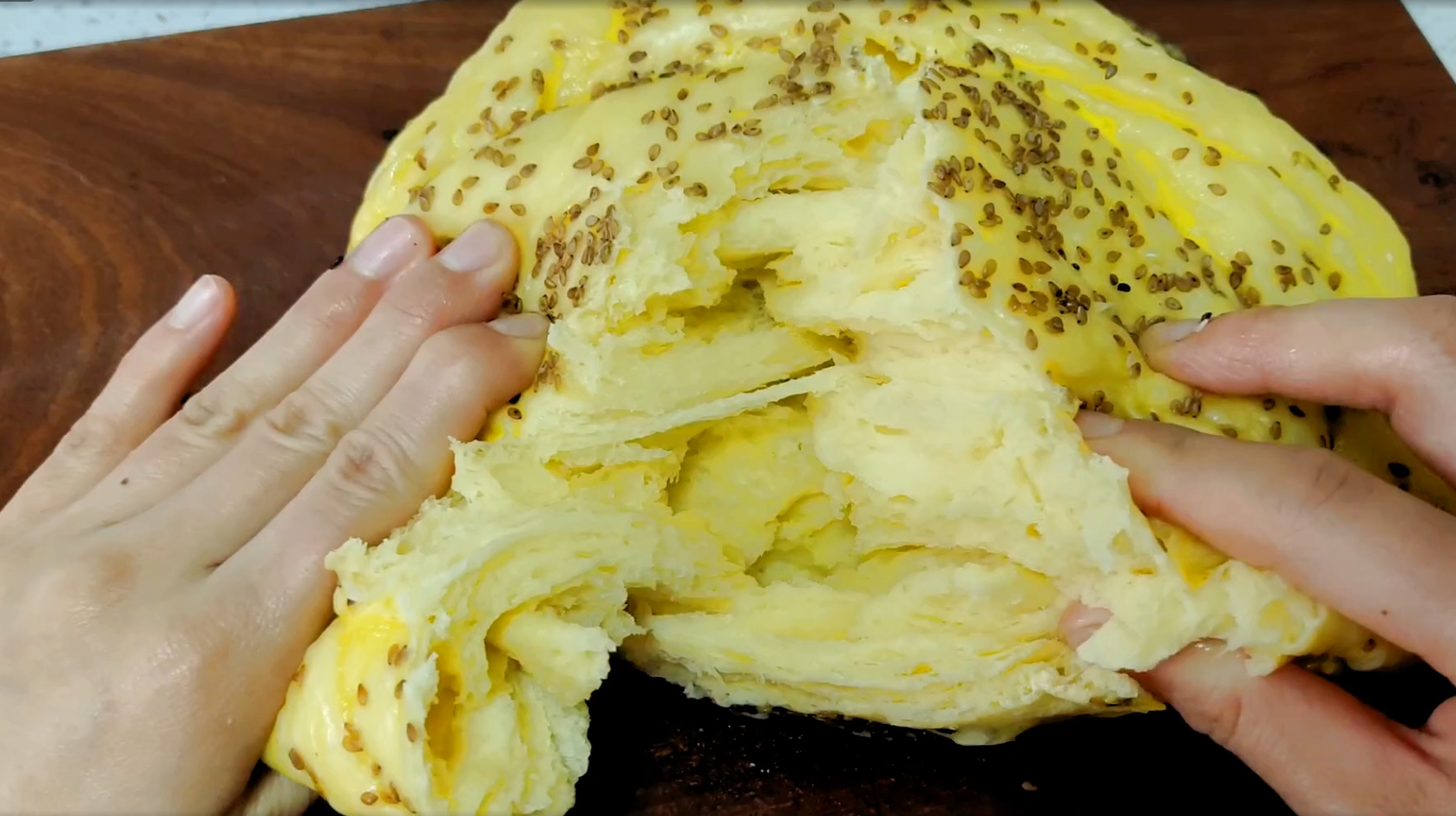 厨房有面粉鸡蛋的,试试这样做,一揉两切,出锅拿手撕着吃,解馋