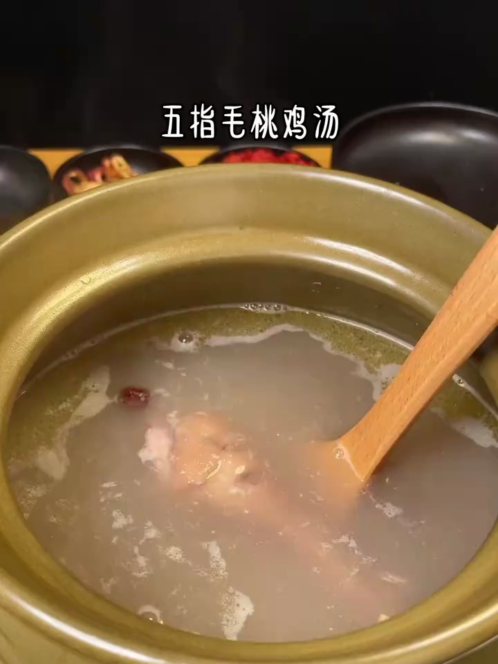五指毛桃鸡汤带有非常浓郁的椰香味,春季天气潮湿,太适合喝了