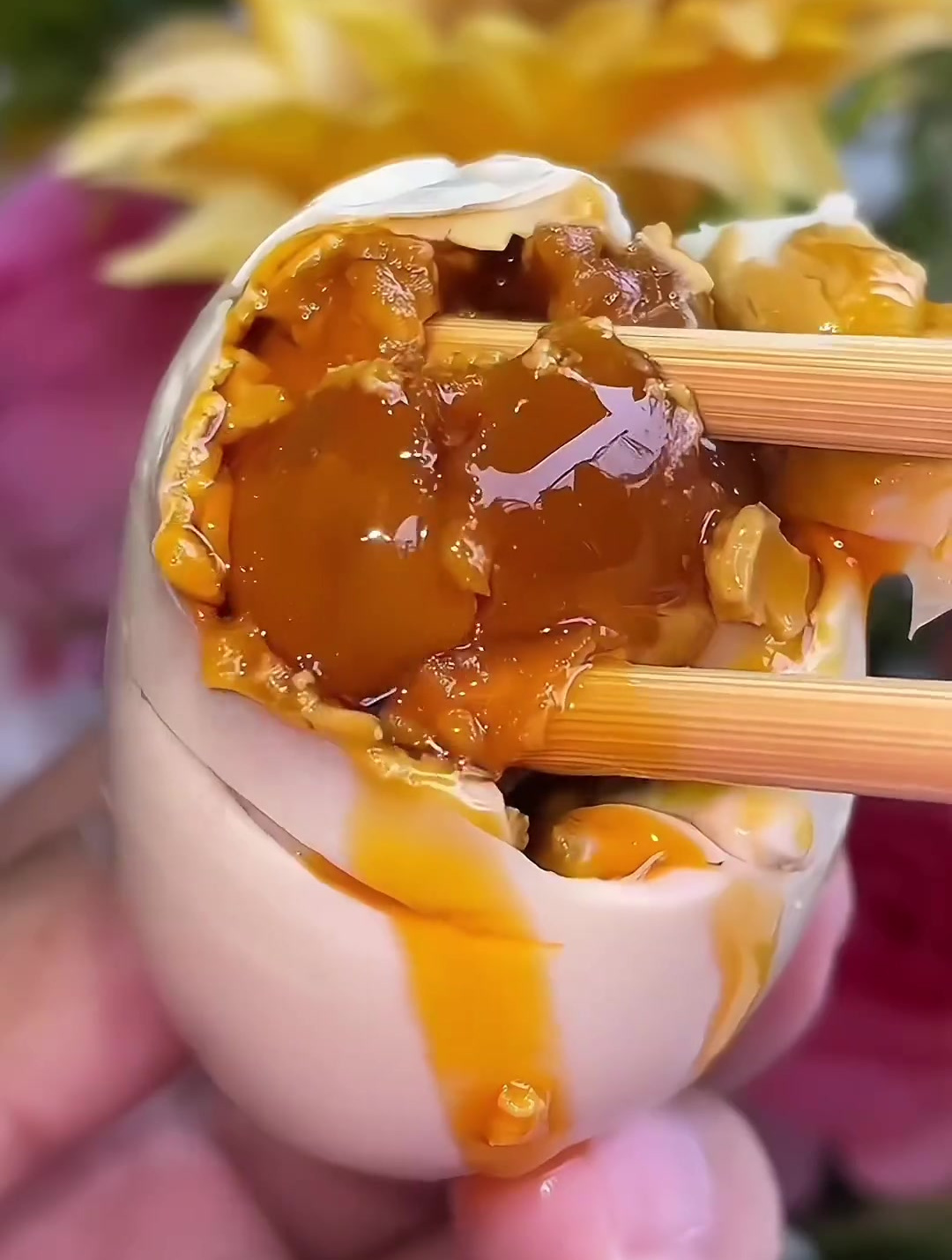 这个不太咸的咸鸭蛋,蛋黄流油起沙,蛋白微微咸香