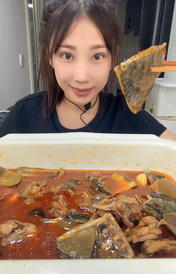 第一次尝试甲鱼火锅,里面都是我爱吃的