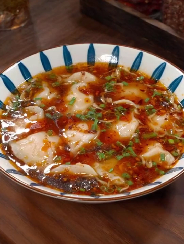 很多人认为饺子最好吃的做法是蒸,酸汤水饺才是饺子好吃的天花板