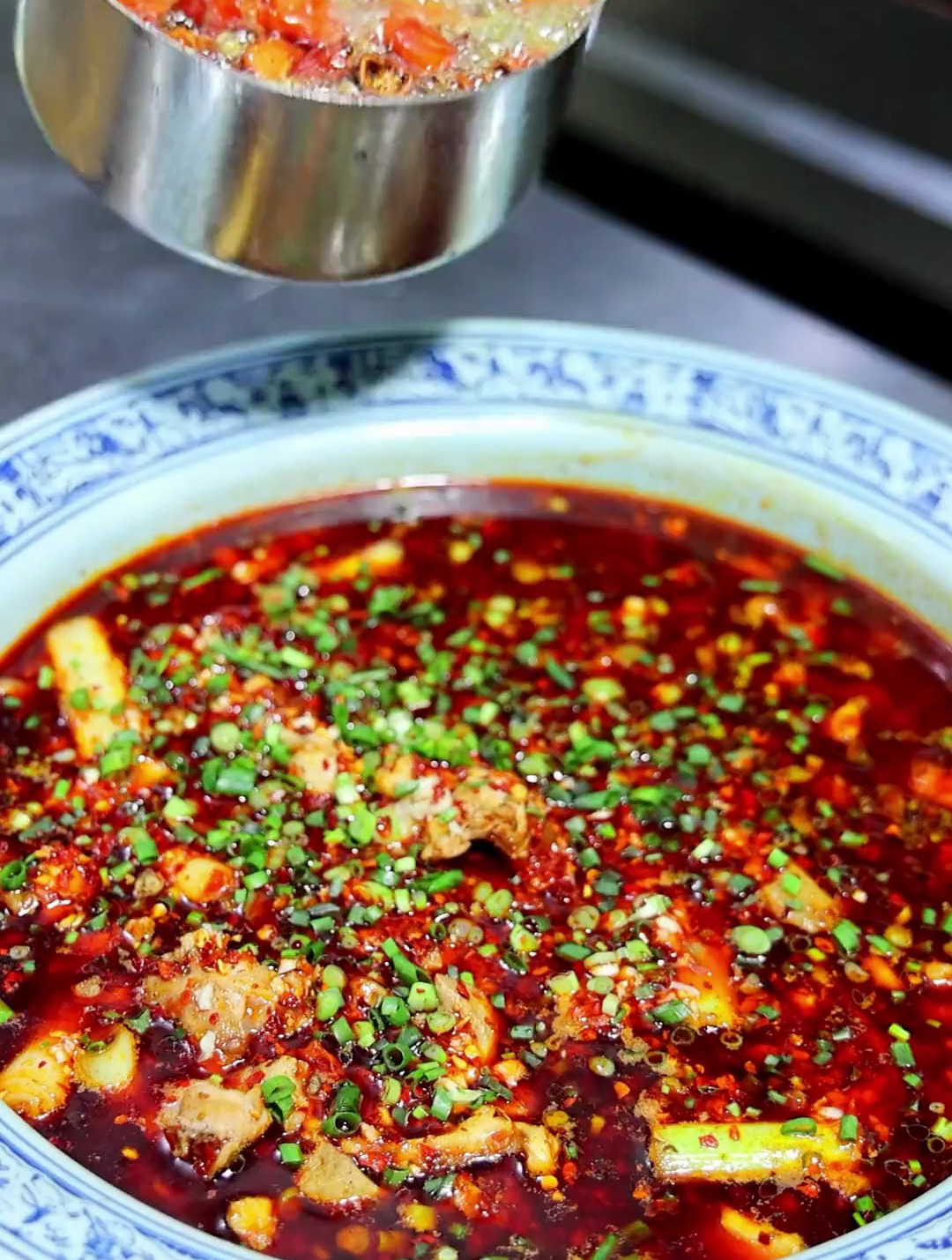 买只兔子在家就可以做一道麻辣正宗的重庆江湖菜水煮兔,兔肉嫩滑