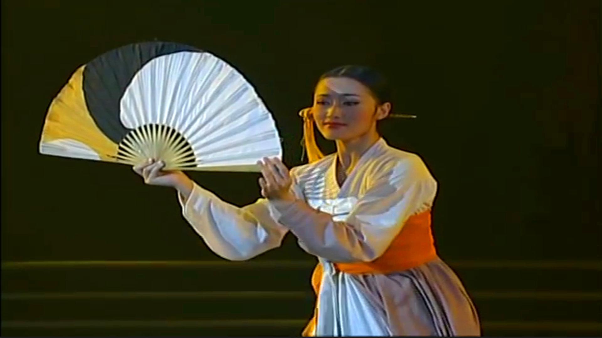 北京舞蹈学院,罗莹表演朝鲜族舞蹈《扇骨》精彩值得一看
