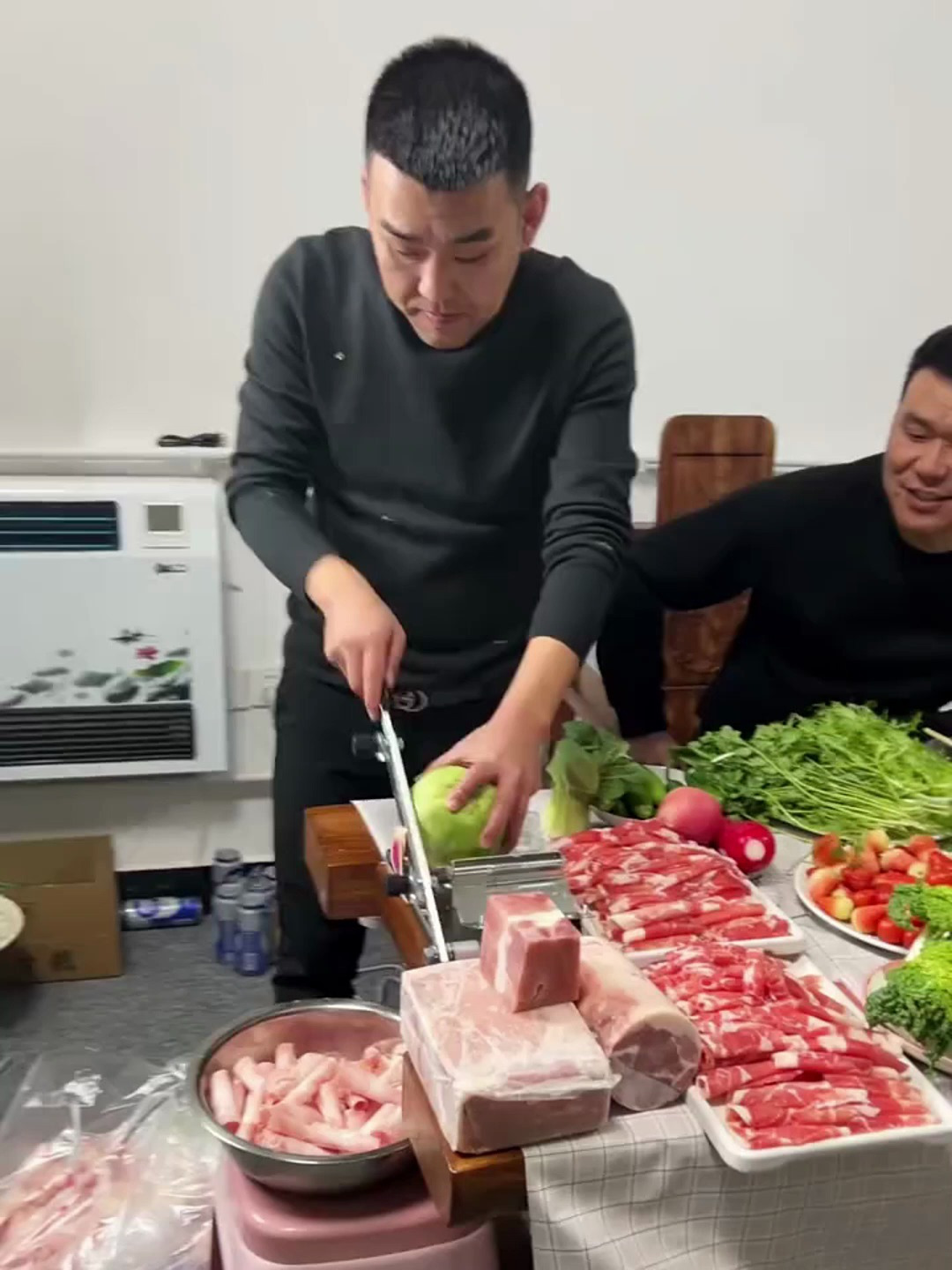 爱吃火锅的,家里备一个牛羊肉切片机,在家涮火锅太方便了