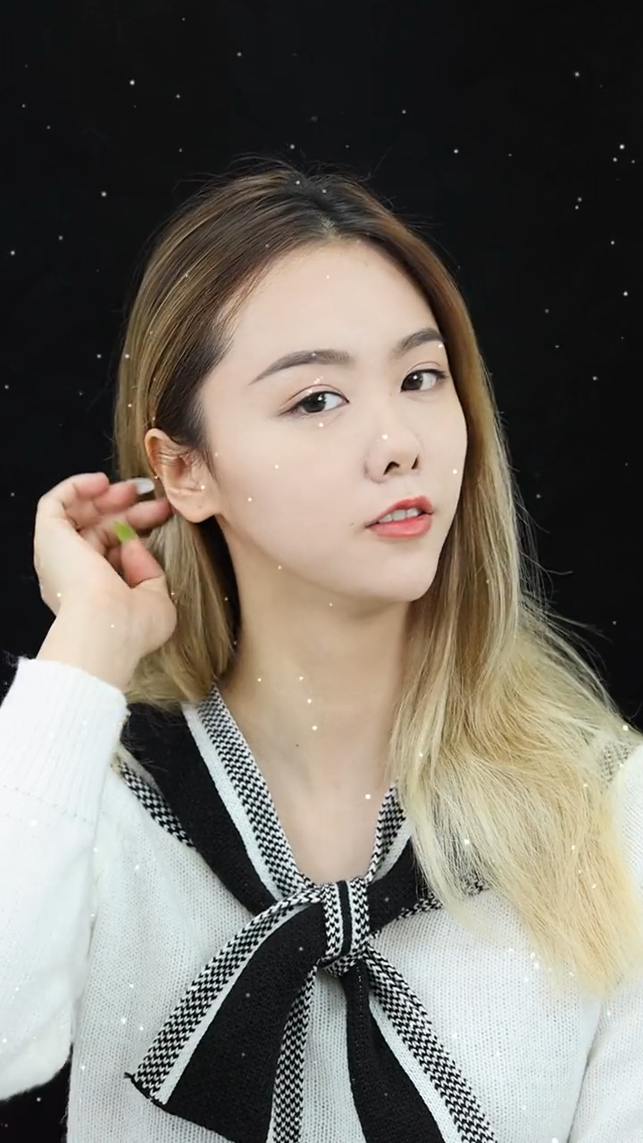 美女的瓜子脸好小啊,想要一双自然眉型,做一个氧气美女