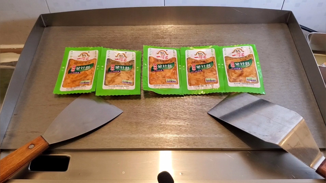 老板对“泡椒金针菇”下手了!用上小米辣,火辣的铁板炒饭