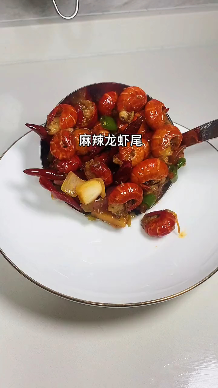 夏天怎么能少得了麻辣虾尾呢,麻麻辣辣还带汤汁超级解馋