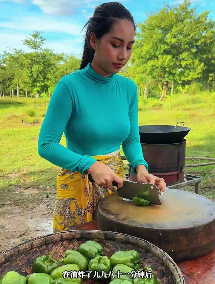 东南亚人做菜是有多疯狂,把15条塘角鱼和50个大菜椒一起烹饪