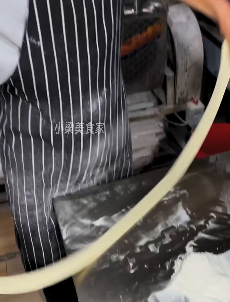 听说甘肃陇西的肥肠热凉面,别的地方吃不到,当地人还叫它担担面,味道绝了!