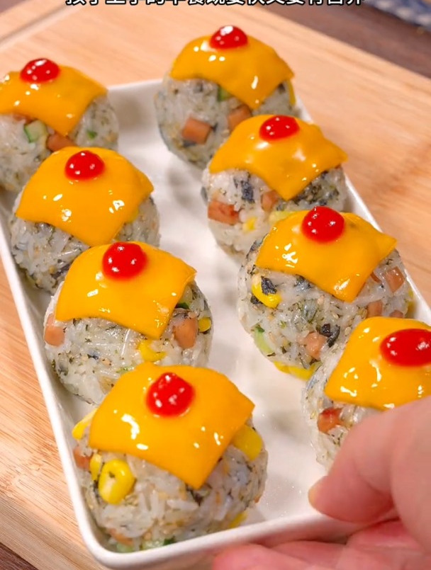 宝宝爱吃的海苔饭团