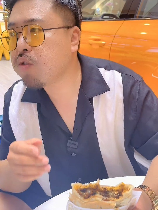 烧饼卷羊肉串 这都怎么想出来的 哎 还怪好吃 又香又酥