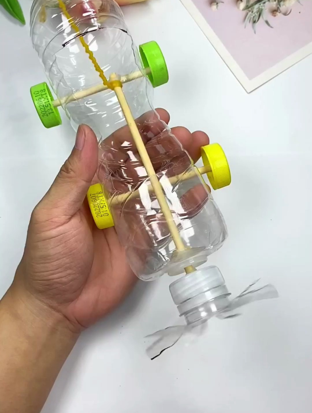 用矿泉水瓶做的动力小车,一起来做一个吧