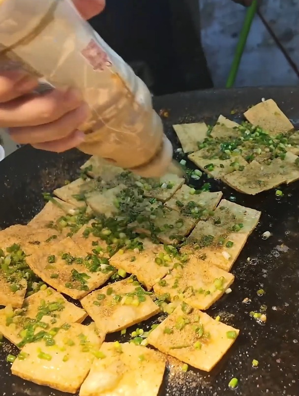 这种薄片酥脆臭豆腐比黑色那种好吃!