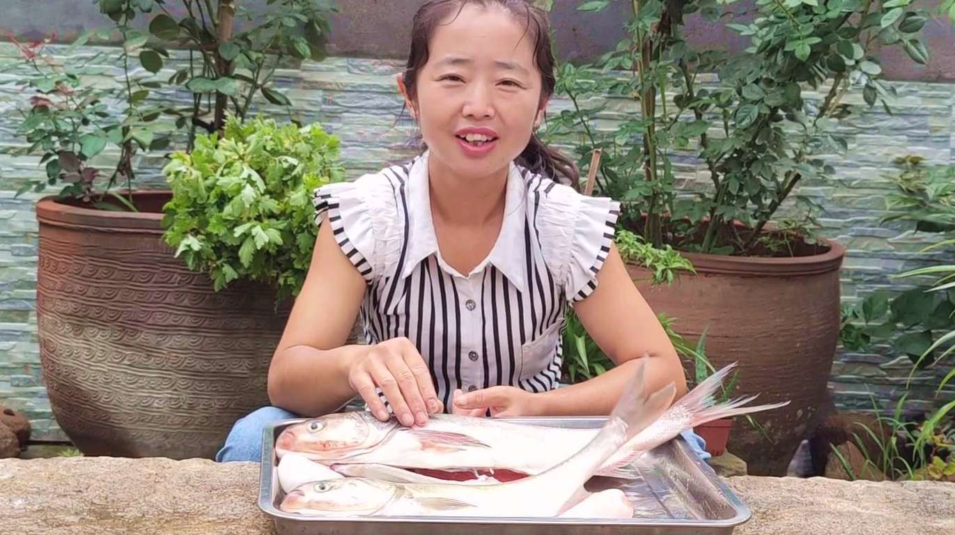 朋友逮了2条鲢鱼,农村媳妇有口福了,鲢鱼炖冬瓜,吃着真香呀