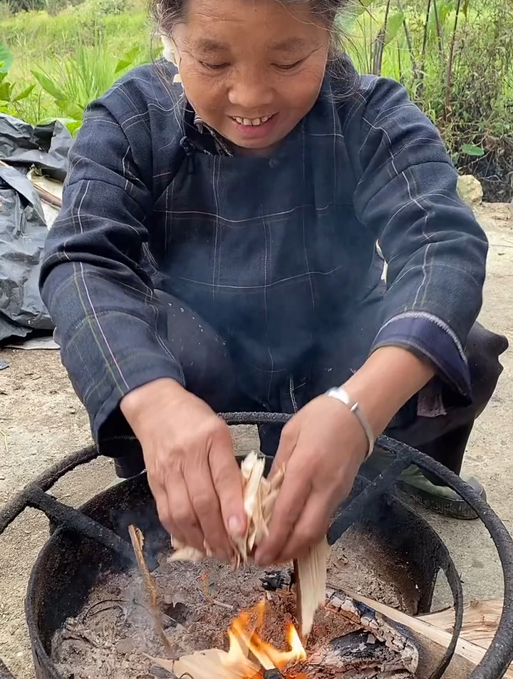 今天妈妈炖了一高压锅炖腊肉,猪脚,特别好吃的