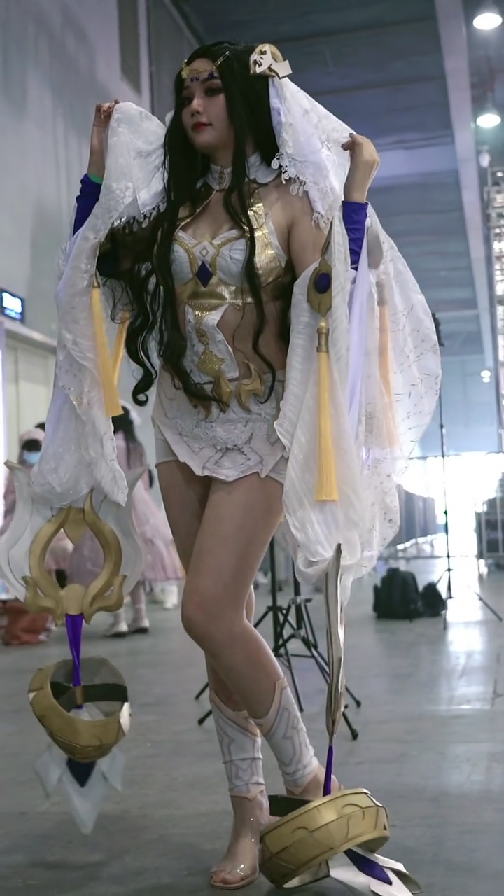 美女cos王者荣耀貂蝉,身材超好