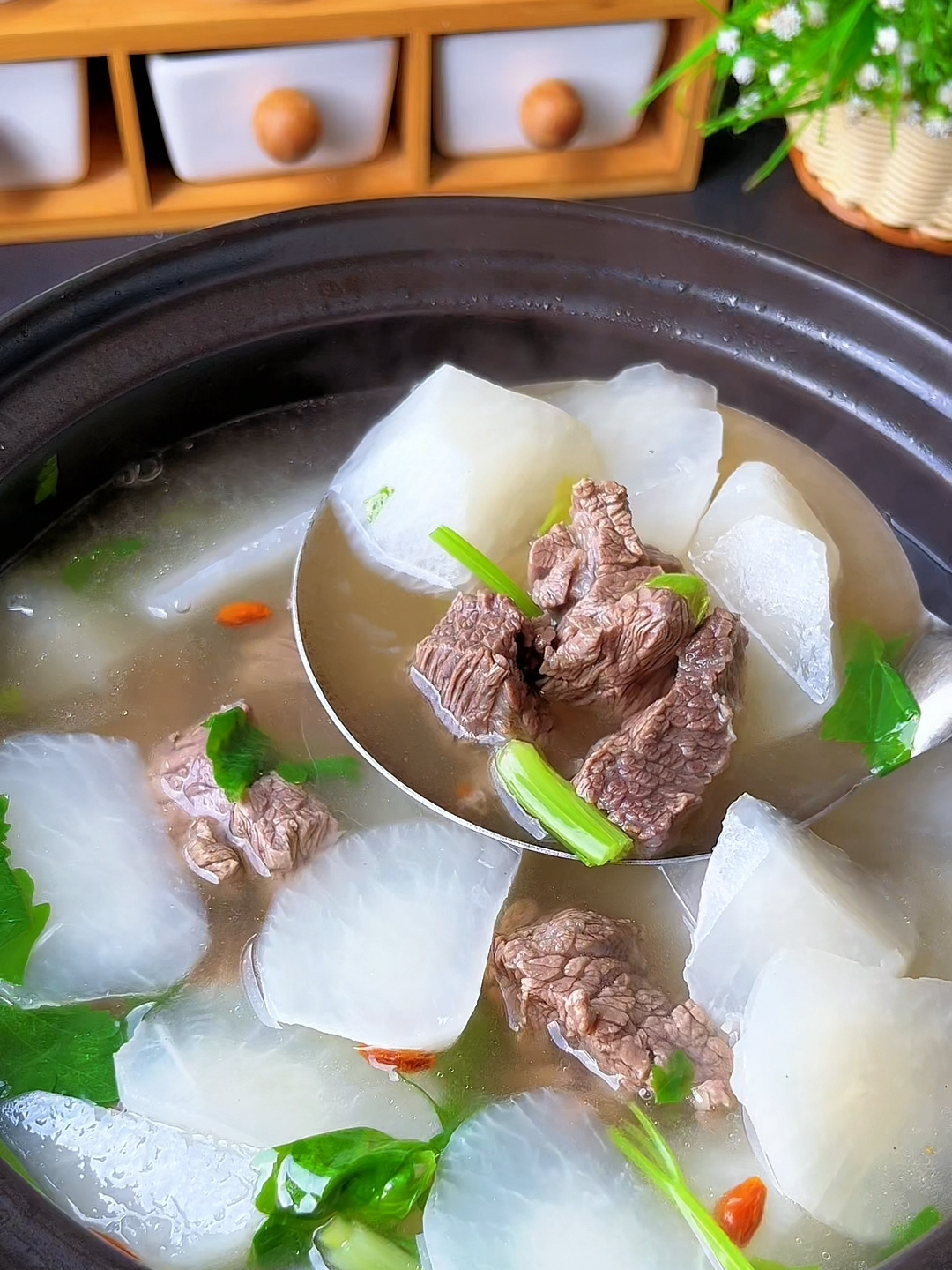 炖牛肉汤不要乱放食材,要三放两不放,炖出才汤鲜味美肉嫩而不柴
