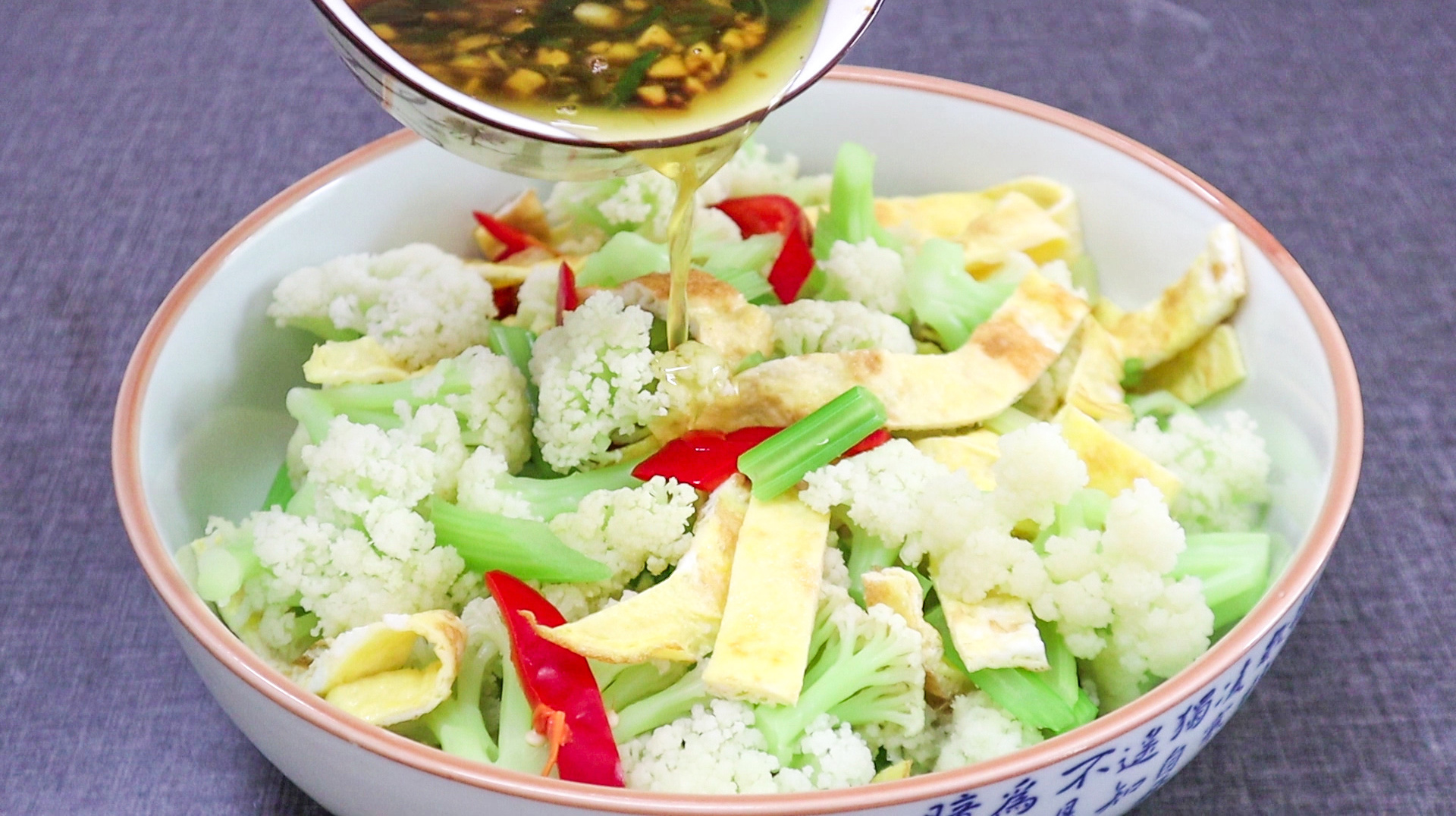 做花菜时,直接下锅焯水就错了,多加一步,花菜既干净又鲜嫩