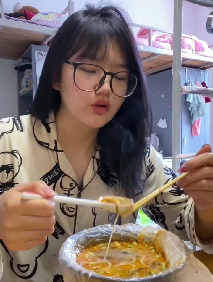 睡醒就吃到室友带回来的酸辣鱼粉