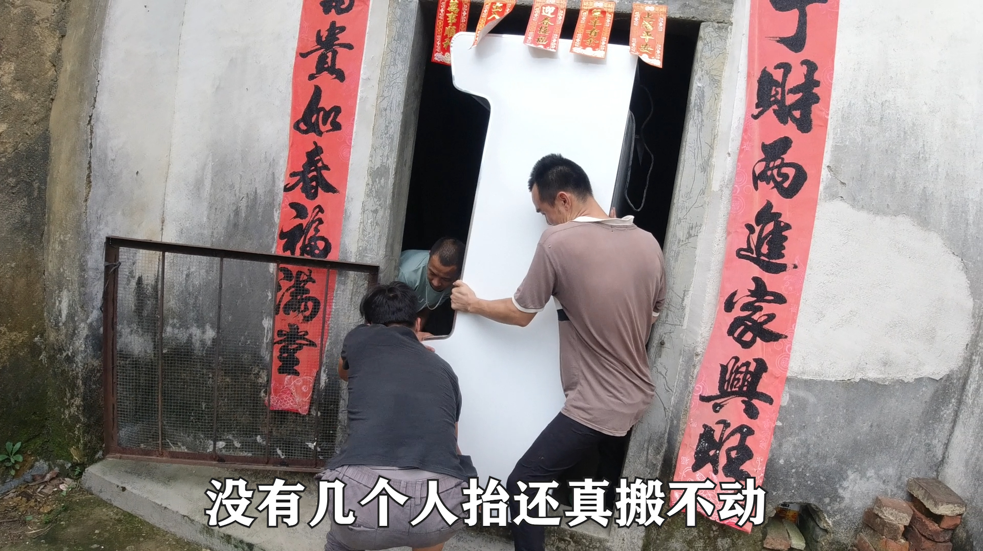 M仔买了台9成新的展示柜,一分钱都没花,还给粉丝送惊喜!