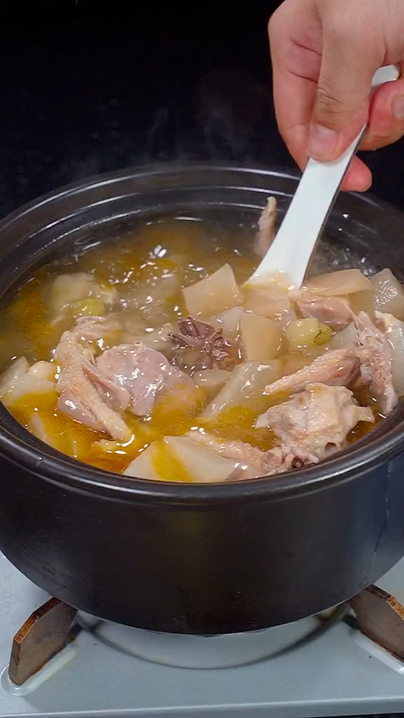 鸭子不要老是红烧,试试这个酸萝卜老鸭汤,汤鲜味美,做法简单