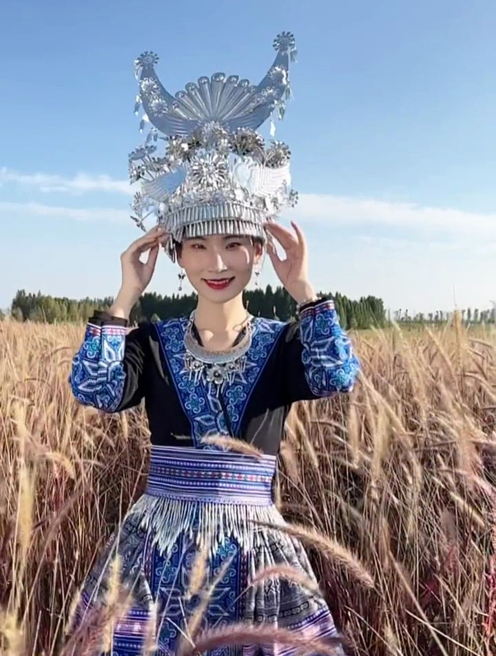 苗服圈的创新也在日新月异,苗裙更有质感,苗族银帽也能做到不变