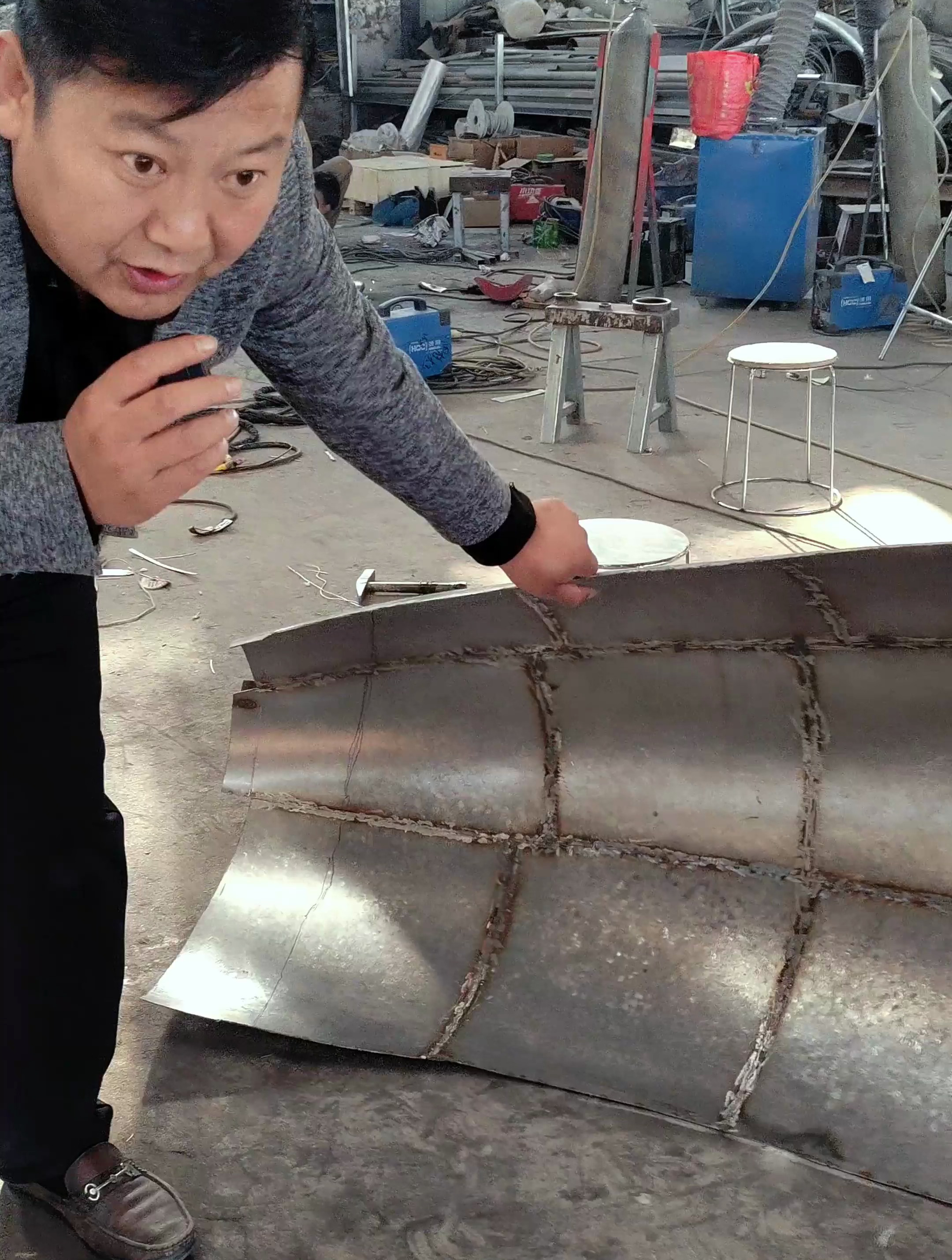不锈钢鲸鱼雕塑内部锻造