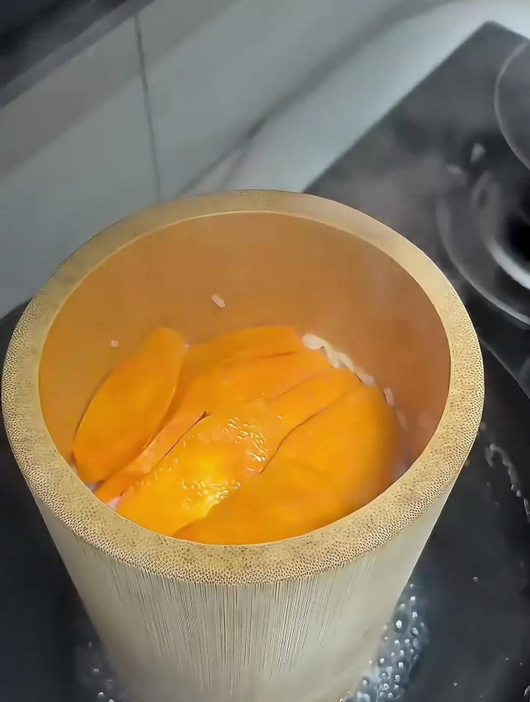 用竹筒蒸饭桶蒸饭不仅好吃而且有竹香,煮饭蒸肉蒸菜又香又好吃
