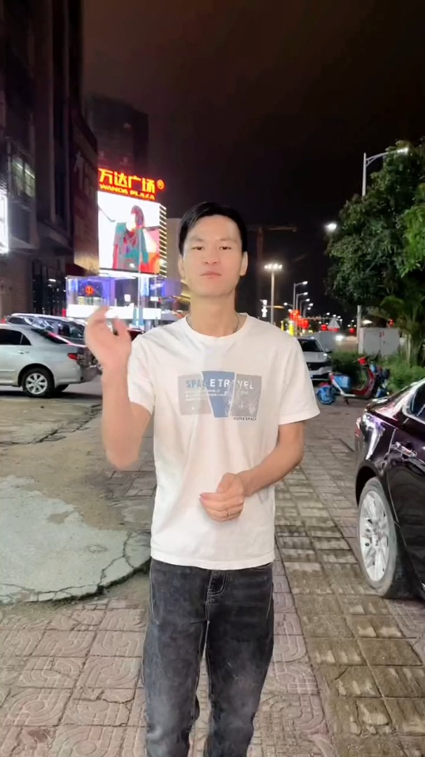 不用去龙川也能吃到正宗龙川鱼生,就在万达附近的豪园轩