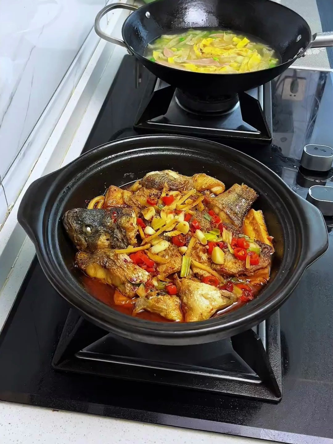 在家做饭,今日菜单:豆腐鲈鱼煲、蛋皮猪皮汤