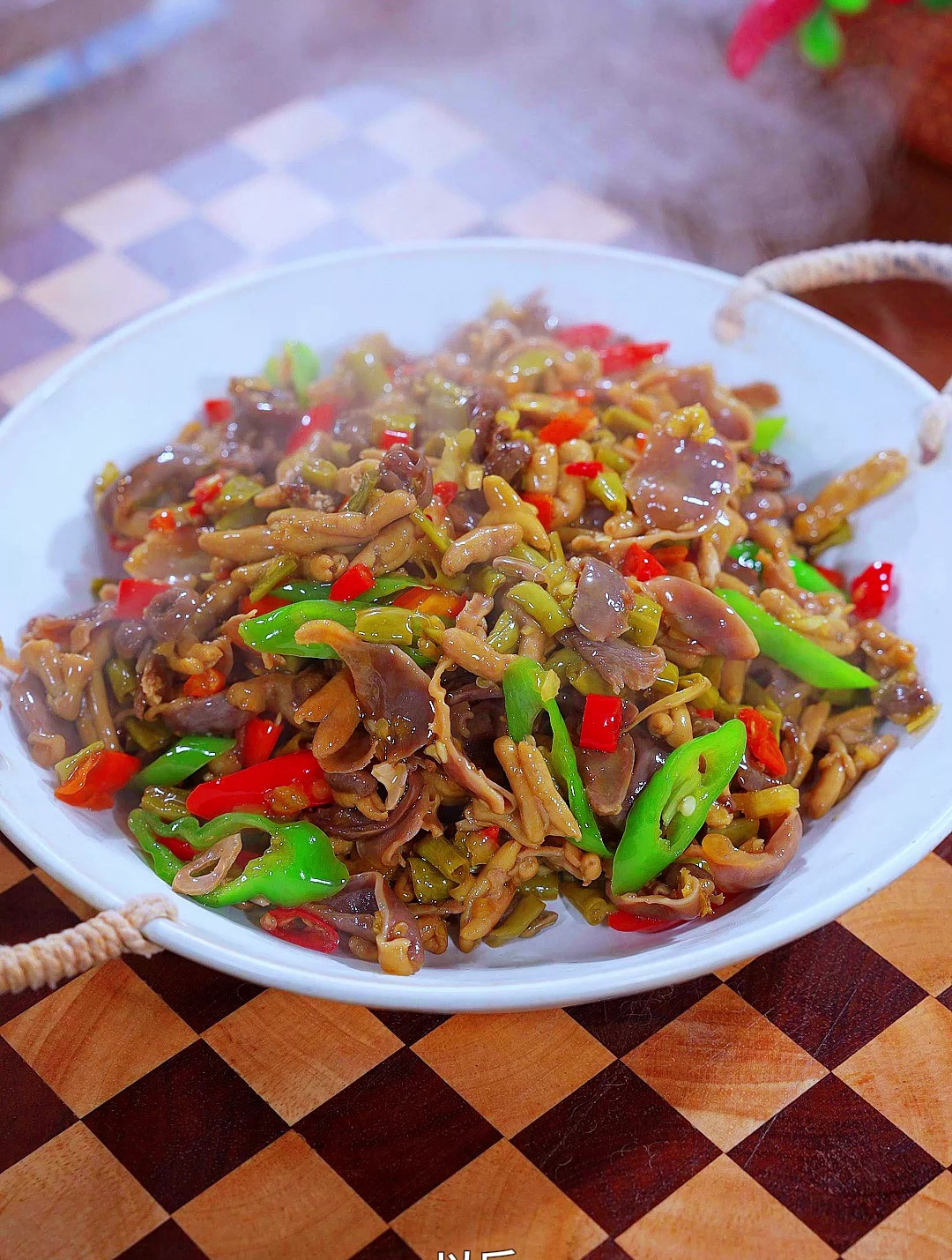 家里聚餐做一道这样的家常下饭菜酸辣鸡杂,酸辣脆嫩非常下饭