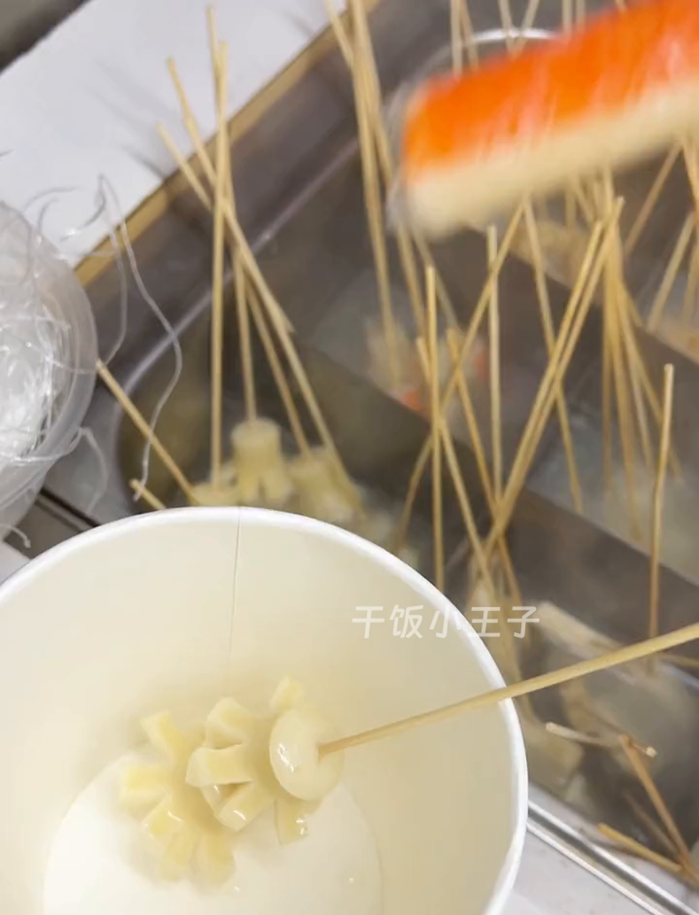 街边小摊串串香,统统一元一串!