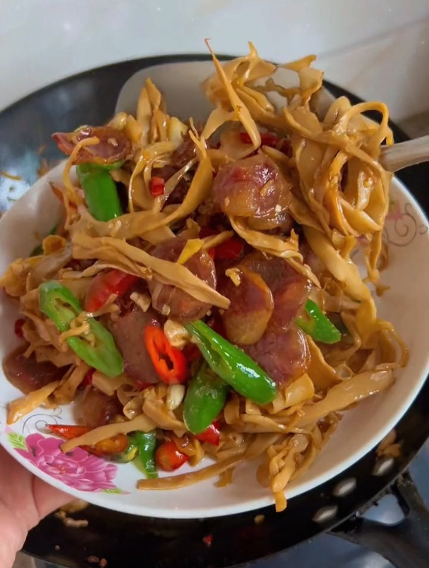 不知道吃什么的时候,试试这个腊肠炒笋