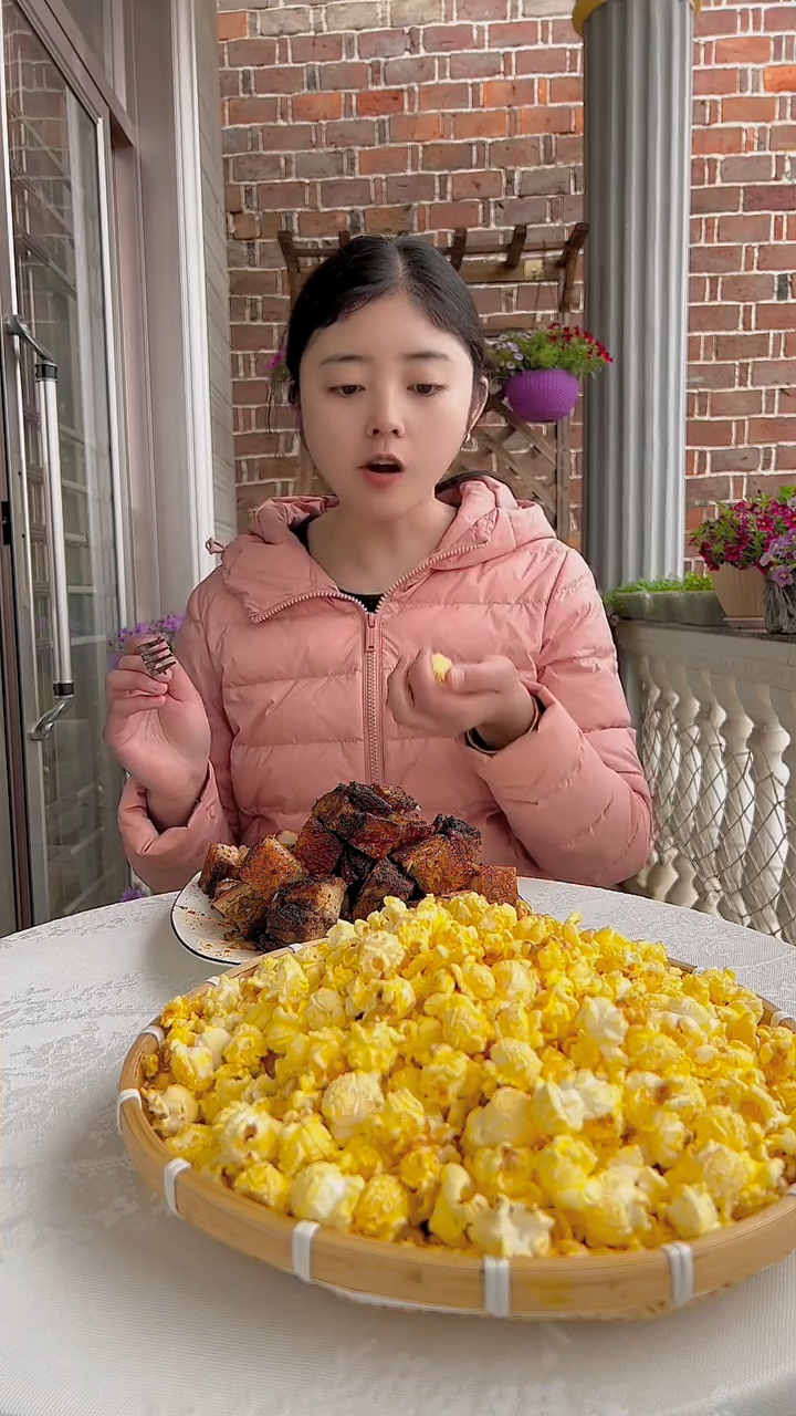 自己做的奶油味爆米花,好吃又好玩,还做了脆皮烤肉