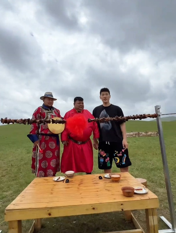3米长的羊肉串,看看兄弟饭量到底有多大 锡林郭勒羊 恩克