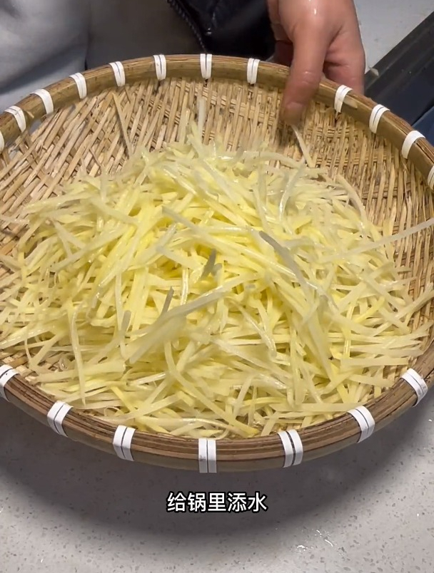 这个土豆馅的饺子真的太好吃了,喜欢吃素馅儿的朋友们一定要试试