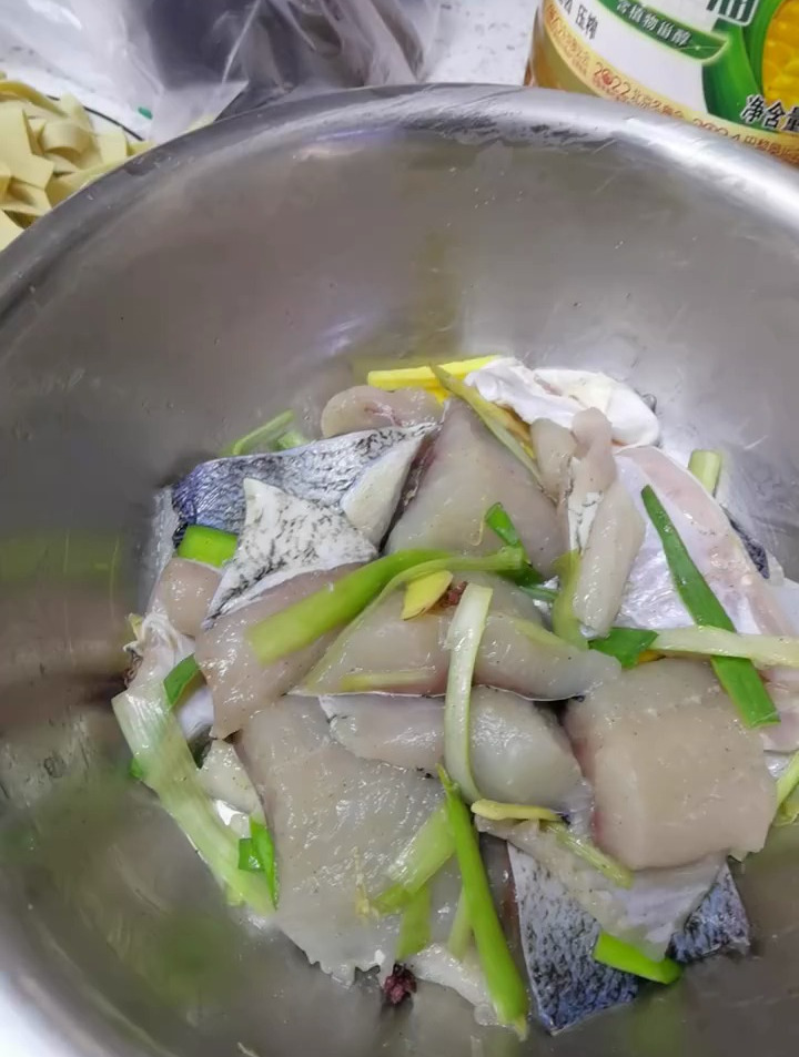 一鱼两吃,鱼头火锅涮鱼片;鱼段腌制红烧