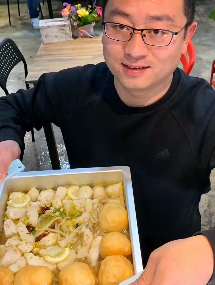 今天吃的是酸汤龙鱼面很有创意哦!没吃过的小伙伴可以过来尝鲜哦