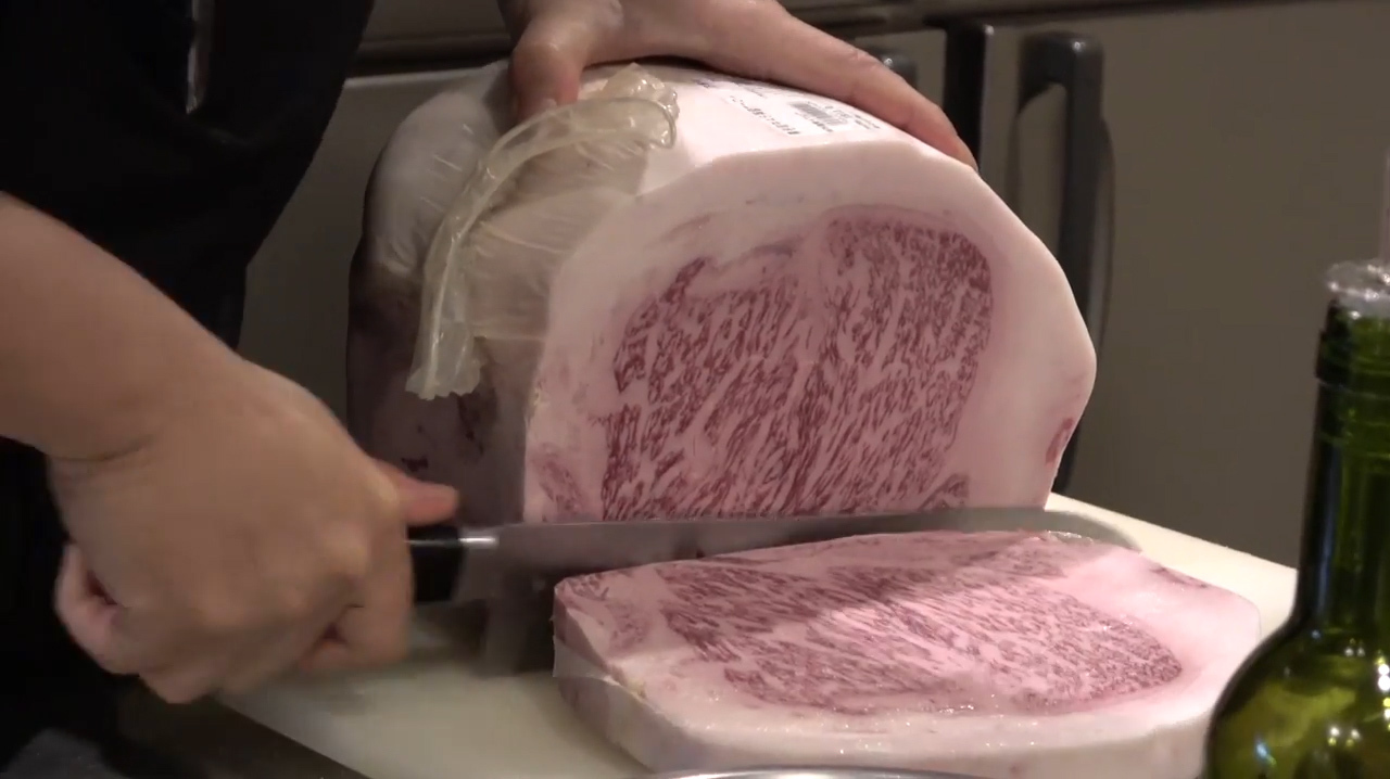 日本A5级“神户牛肉”,挖走中间一块放锅煎,出锅蘸着金箔进嘴!