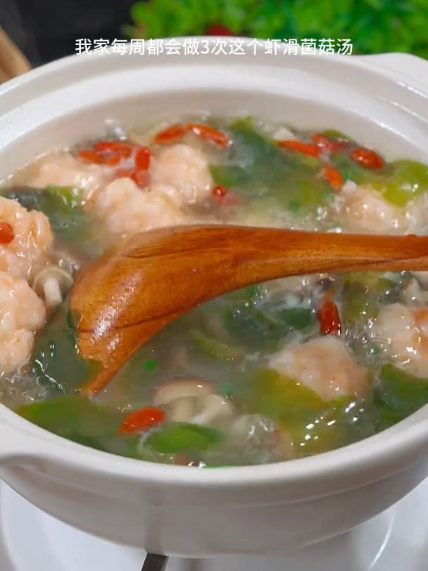 孩子爱喝的虾滑菌菇汤