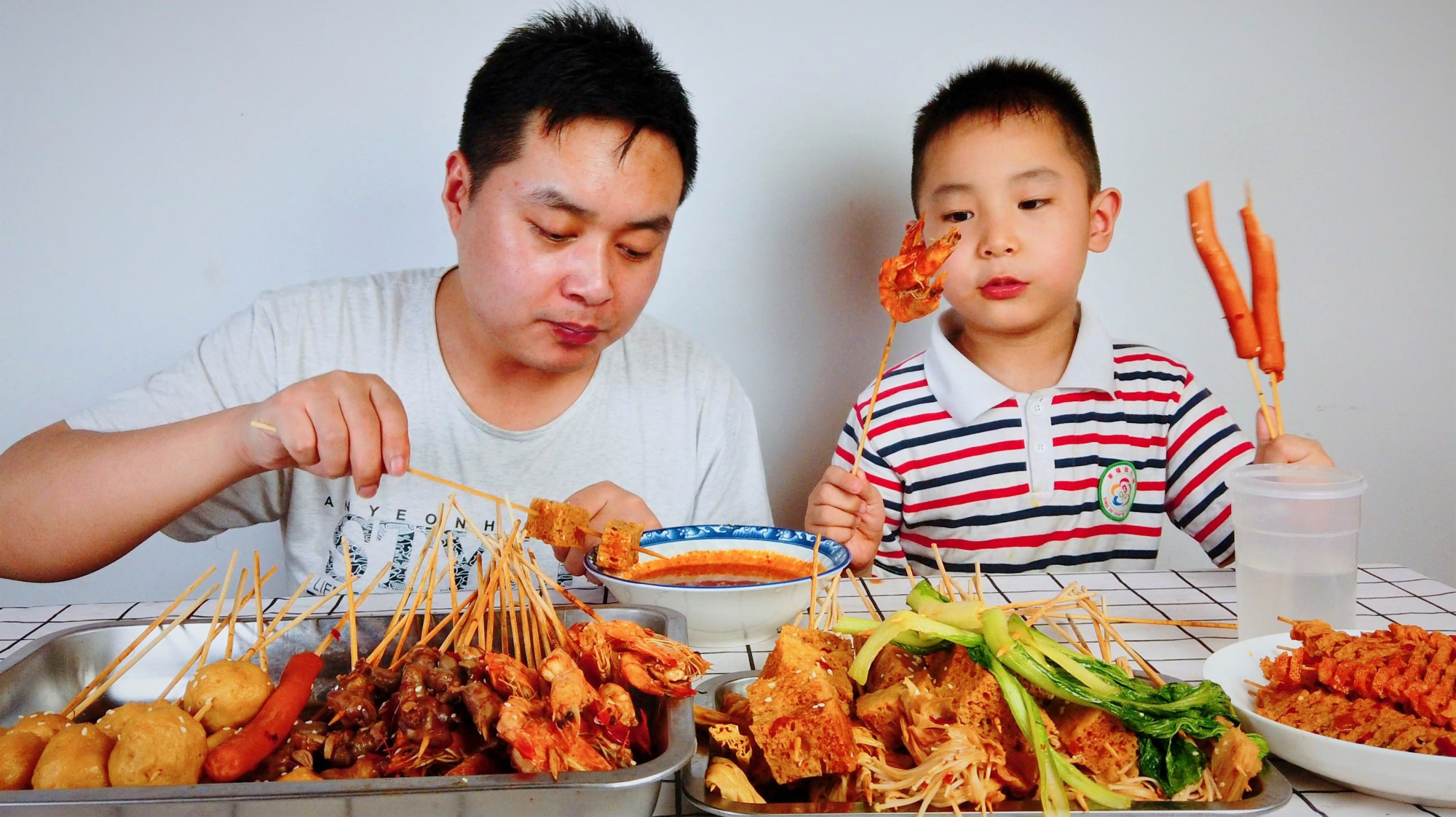 自制四川名小吃“串串香”,色泽诱人,麻辣鲜香,俩父子吃撑了