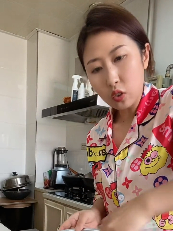 我妈给的季季菜,煎饼卷季菜,一说吃火锅婆婆就不啃声了