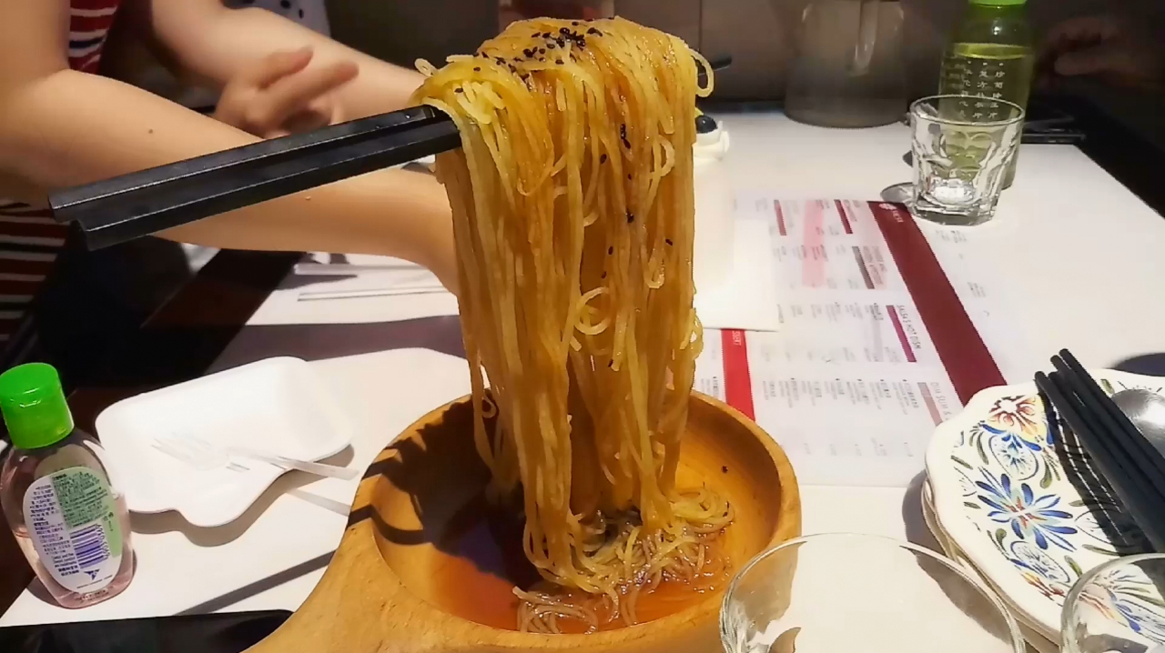 天津这家餐厅环境不错,菜品也有创意,但是服务我只给2分