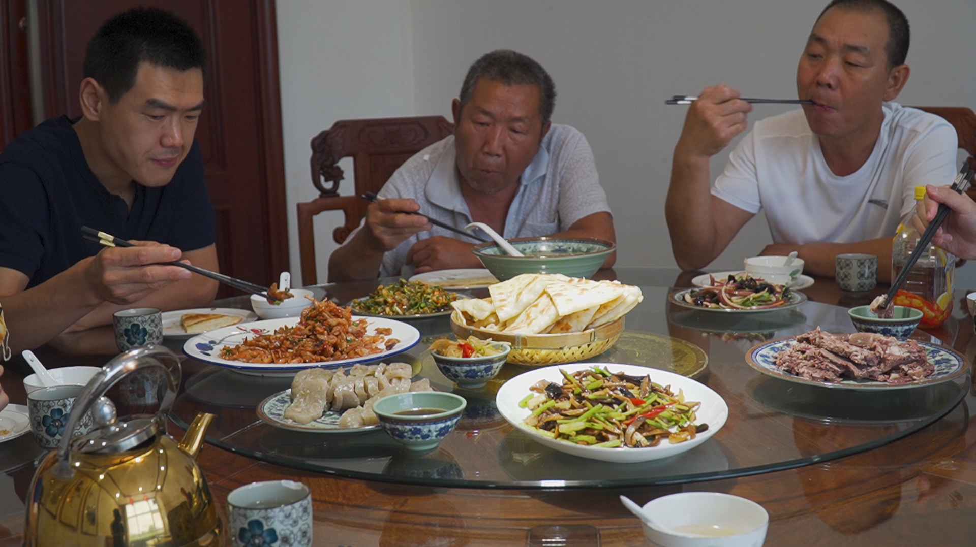 四叔想吃驴肉了，阿远直接下馆子吃，点了6个菜又送了1个，值了