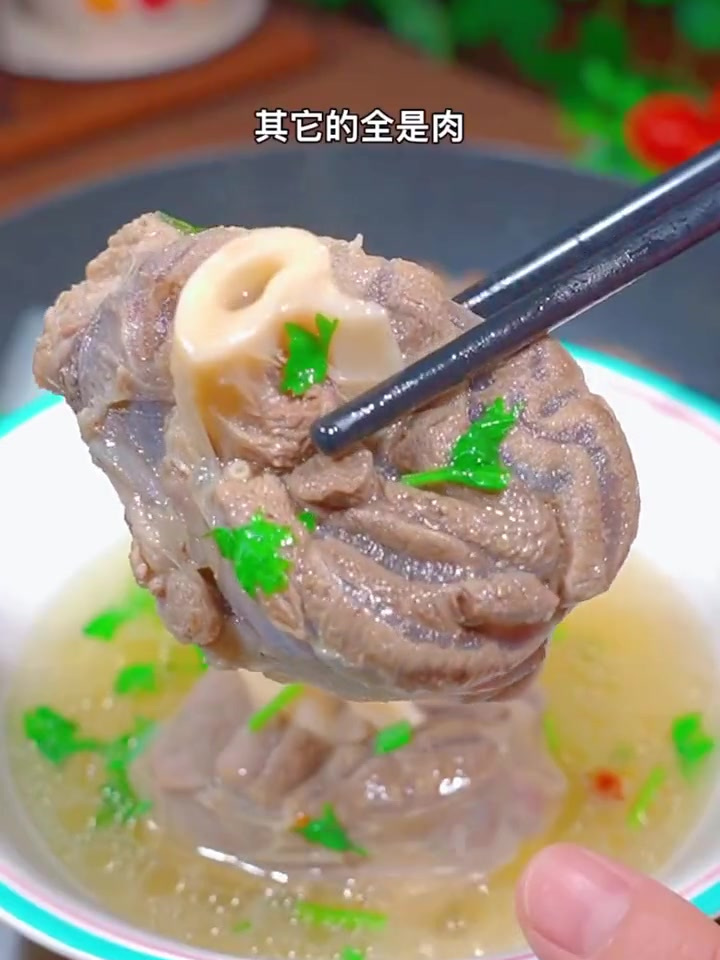 来自内蒙的原切羊小腿腱子肉,肉质紧实有嚼劲,清炖或红烧都好吃
